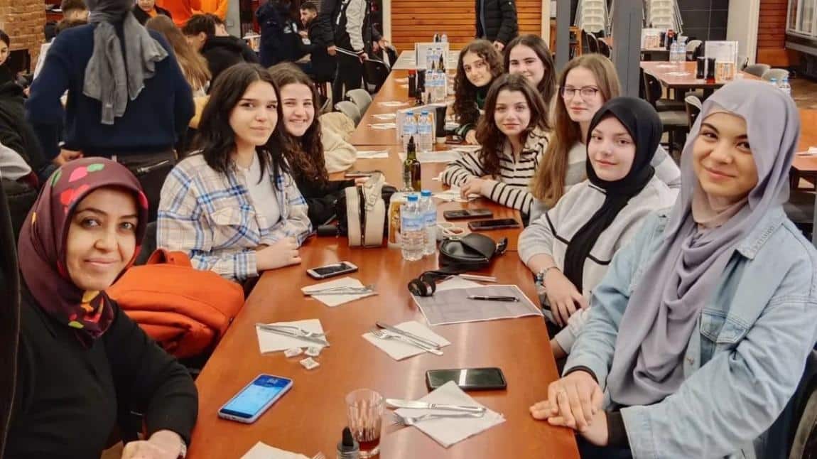 10B sınıfı öğrencilerimiz gülümseyen bir kahvaltının ardından Mudanya sahilinde